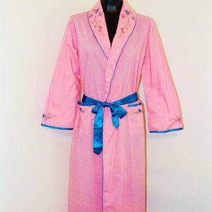 Vtg 70s Bubble Gum Pink Embroidered design Robe
